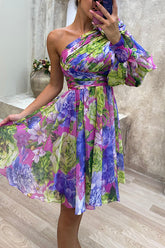 Vivid Visions – Minikleid mit Blumenmuster, plissiertem One-Shoulder-Ärmel und Swing-Ausschnitt